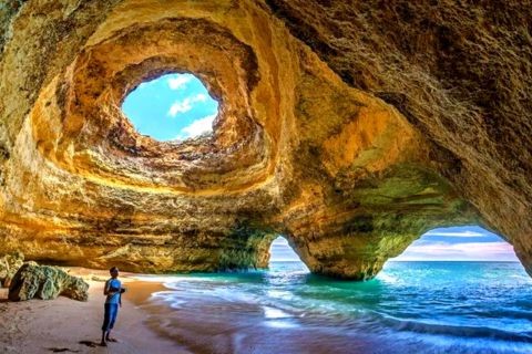 Turismo Internacional: A belíssima praia secreta dentro de uma caverna em Portugal