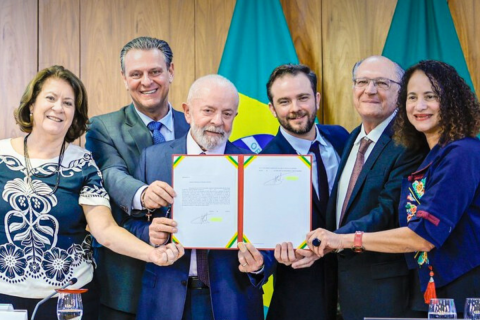 Lula anuncia novo pacote para o RS com linhas de financiamento para empresas com até R$ 15 bi e ampliação do crédito rural