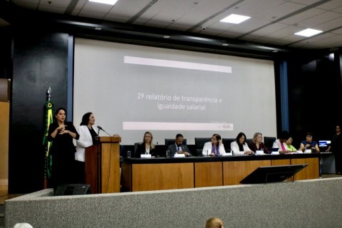 Mulheres ganham 20,7% menos que homens em empresas com mais de 100 funcionários, aponta 2° Relatório de Transparência Salarial