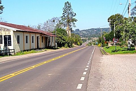 Os riscos quando se ultrapassa o limite de velocidade indicado no KM 9 da ERS 400. em Candelária