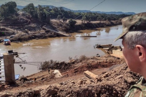 Exército traz novas pontes flutuantes para substituir as que foram levadas pelas chuvas